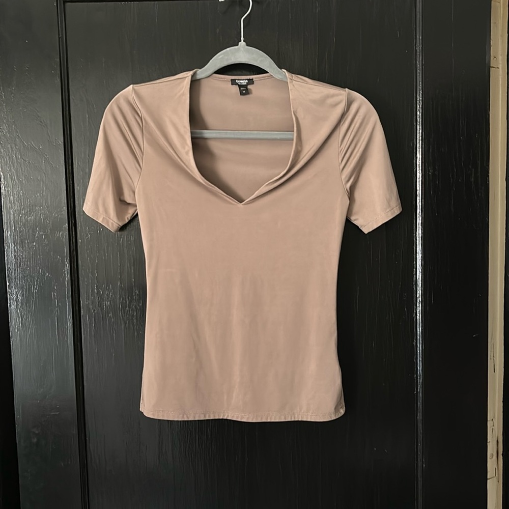 Express body contour tee